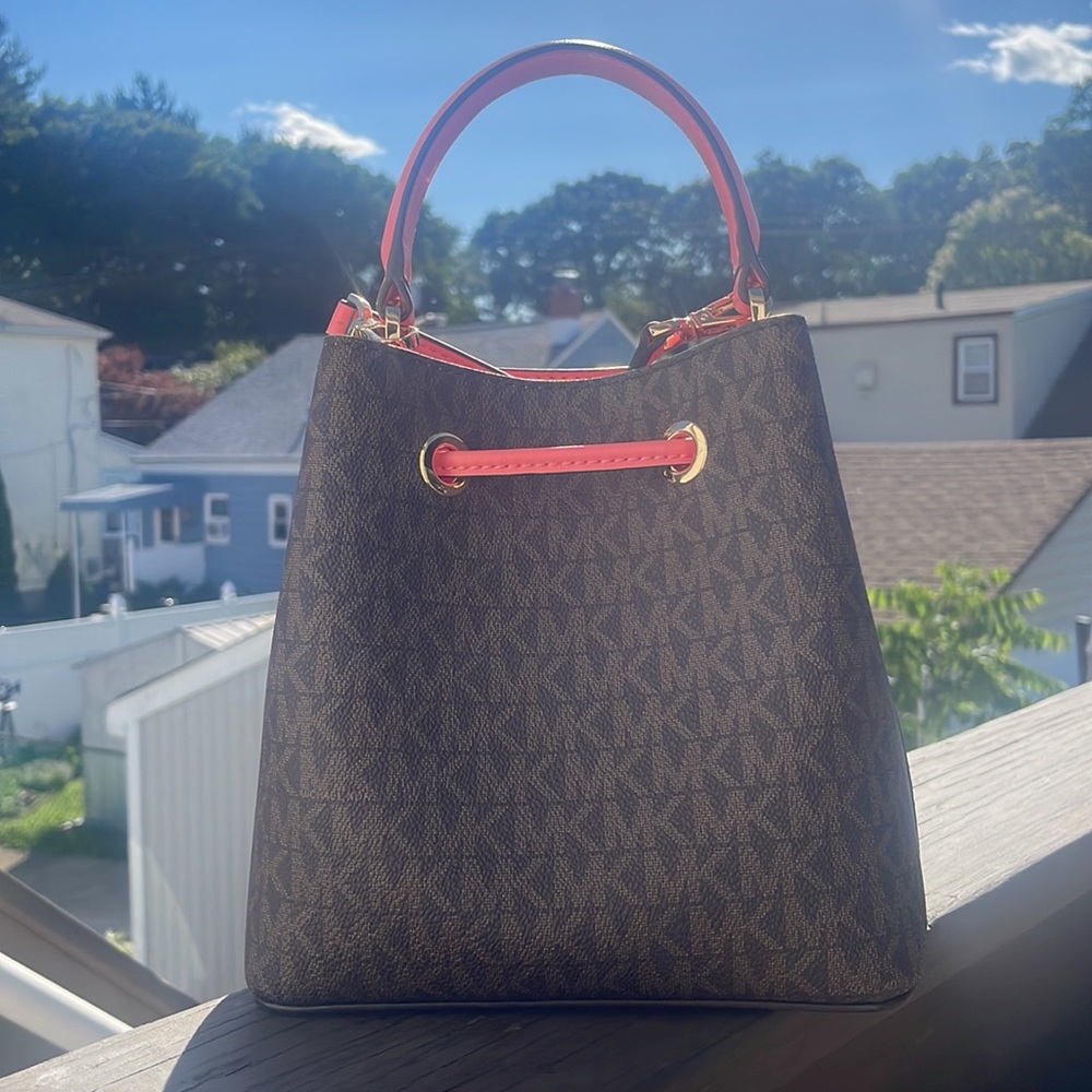 Michael Kors Small Suri bucket bag - Picture 2 of 2